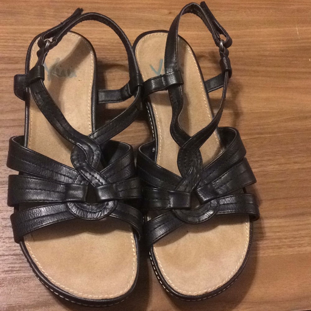 Yuu Sandals NWOT